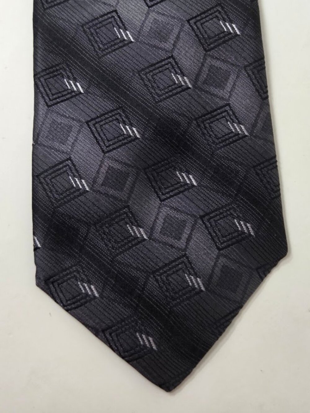 100% Silk Jhane Barnes Gray Geometric Diamond Pattern Mens Necktie 60 Inch